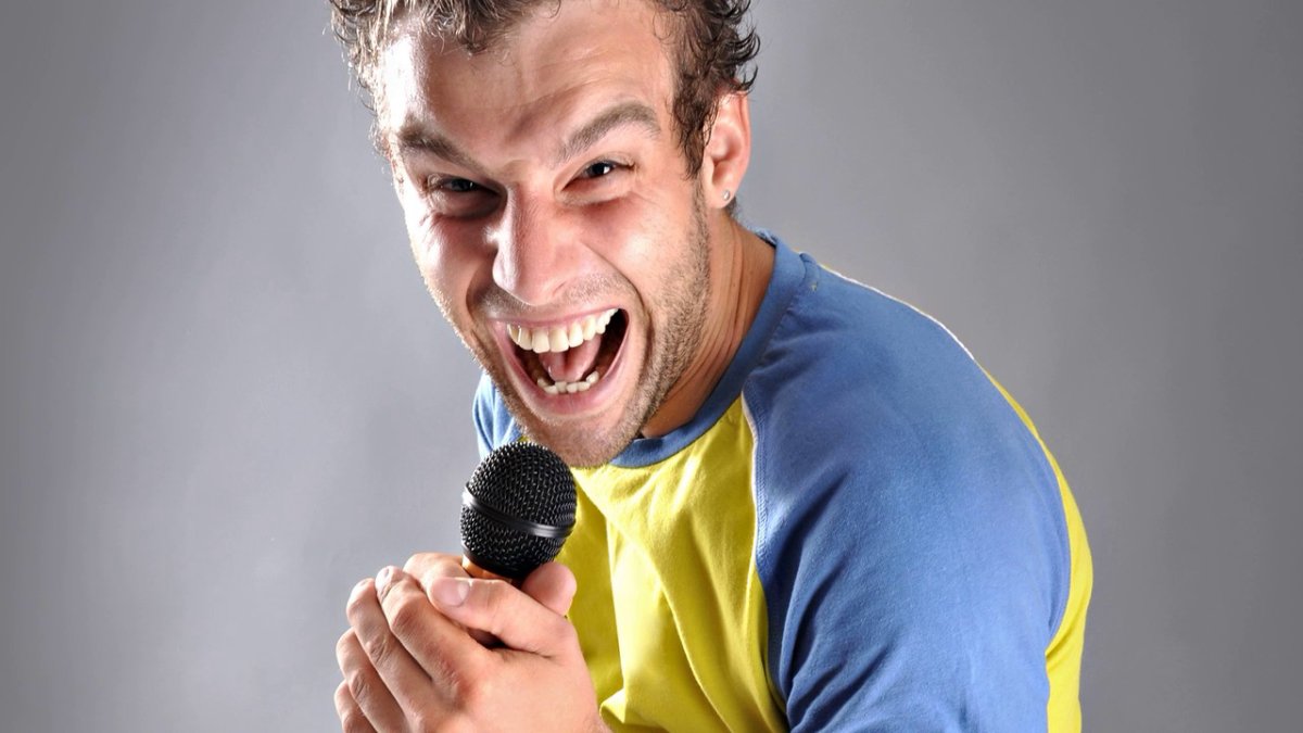 Девушка с рупором