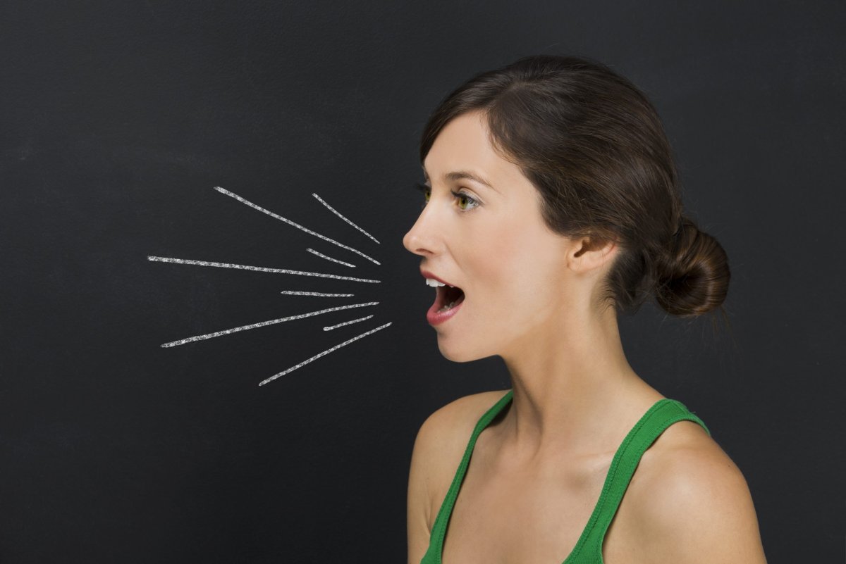 Поет на студии