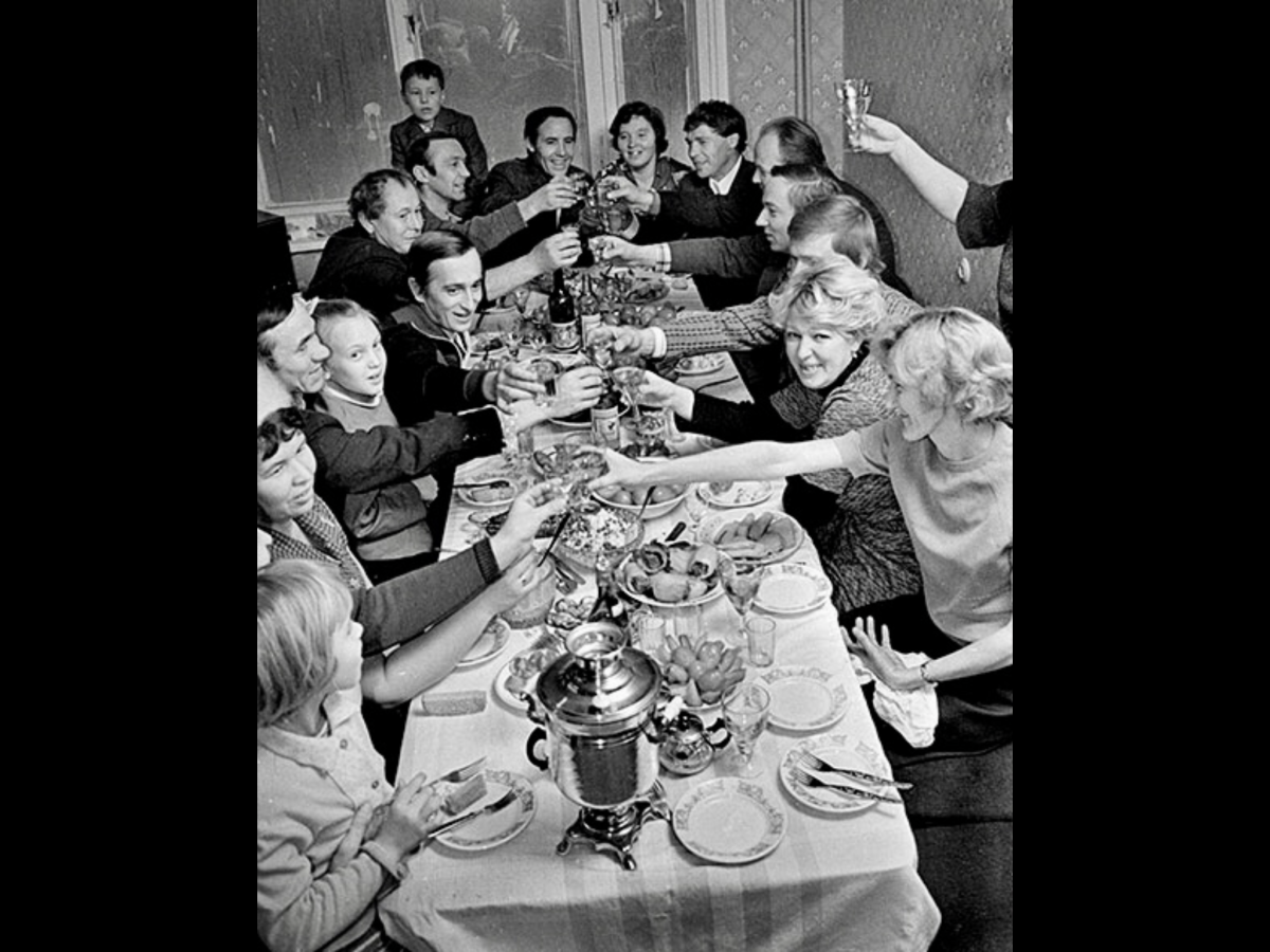 Советская семья за столом