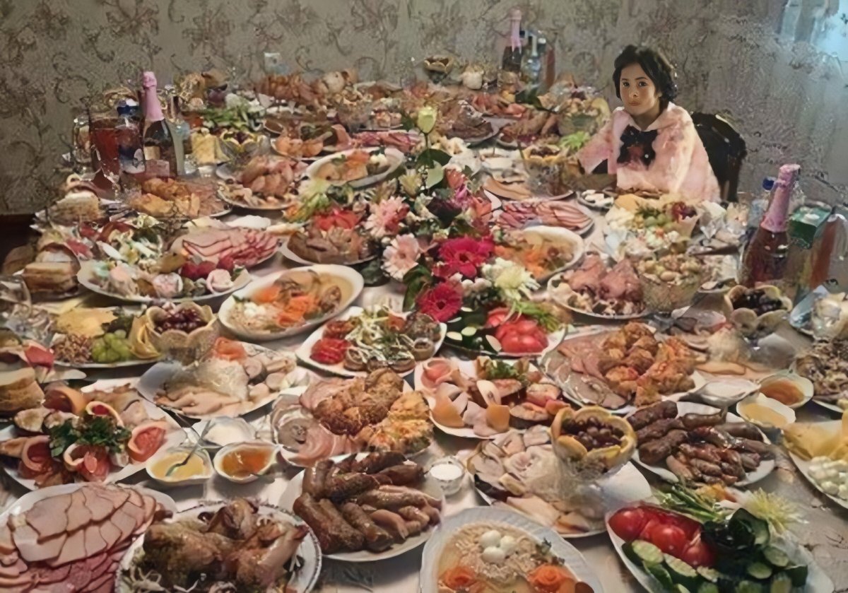 Новогодний стол ломится от еды