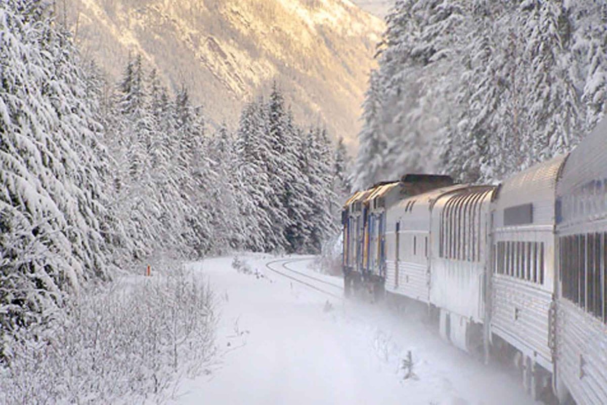 Поезд в заснеженных горах