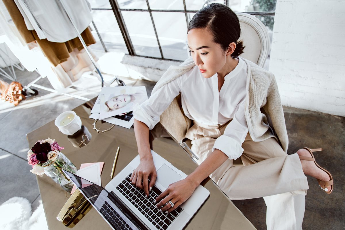 Успешная стильная женщина