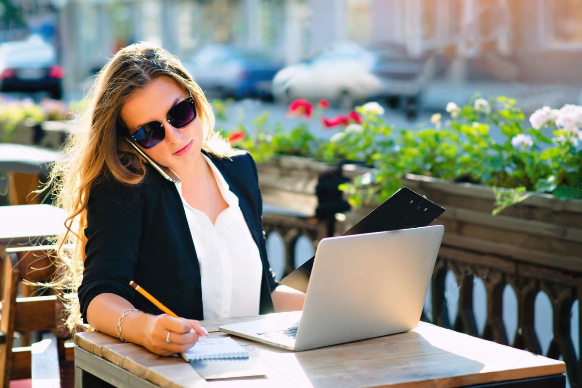 Девушка с ноутбуком в кафе