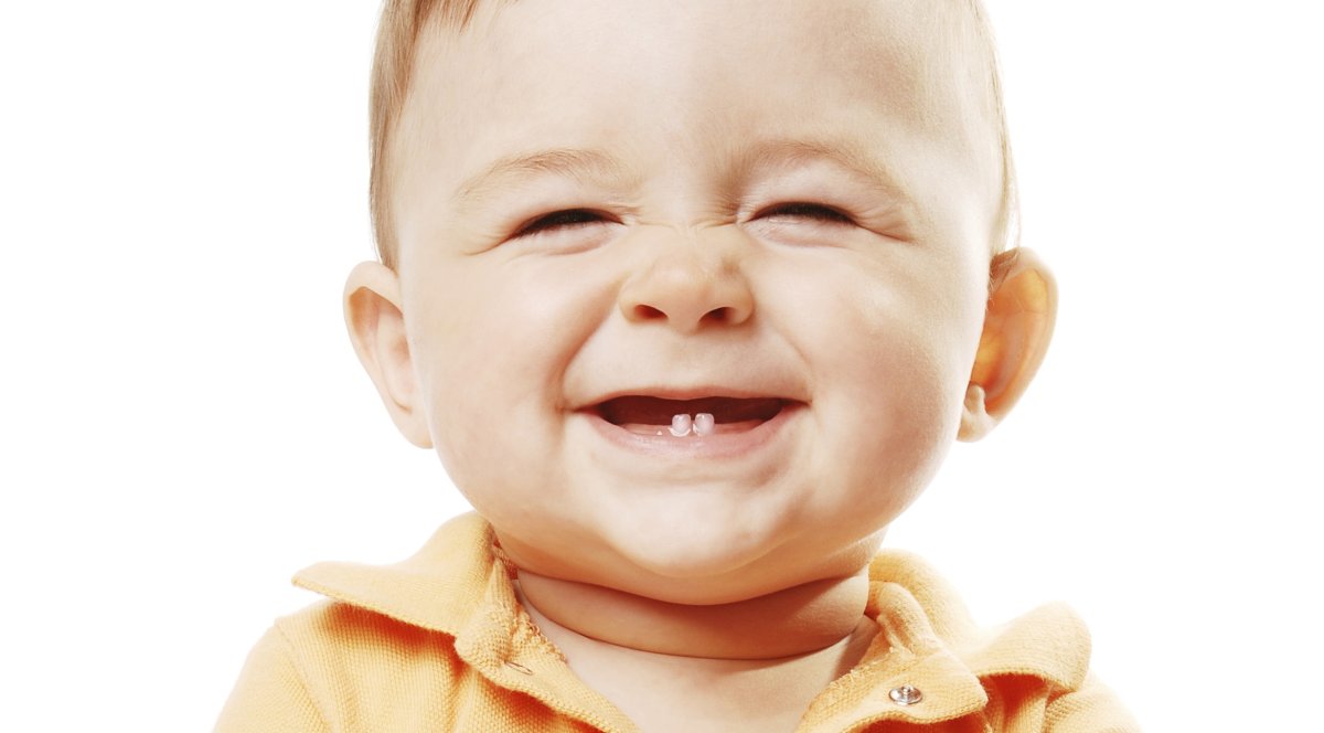 Улыюающиеся дети с прорезавщимися зубками