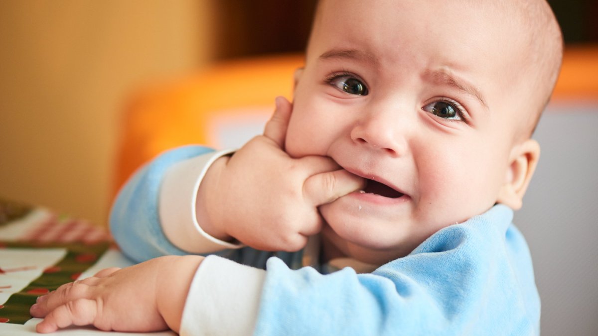 Чистить зубы пальцем фото