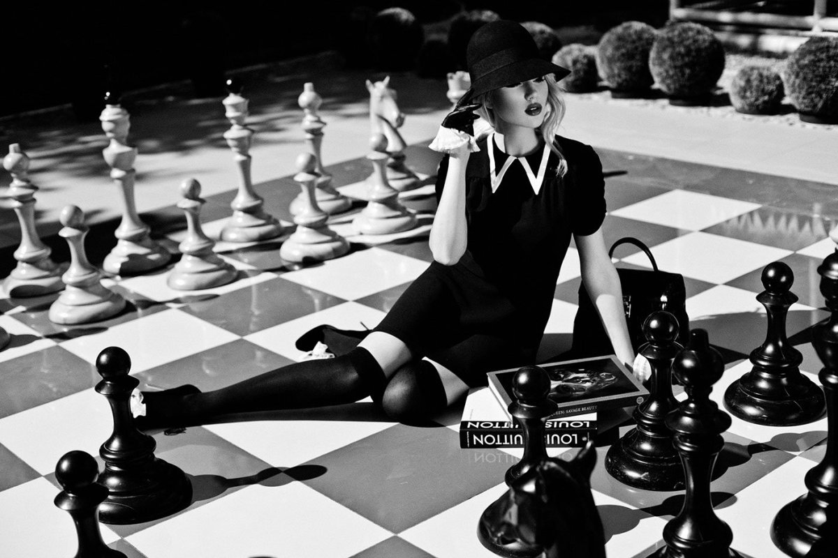 Девушка и шахматы