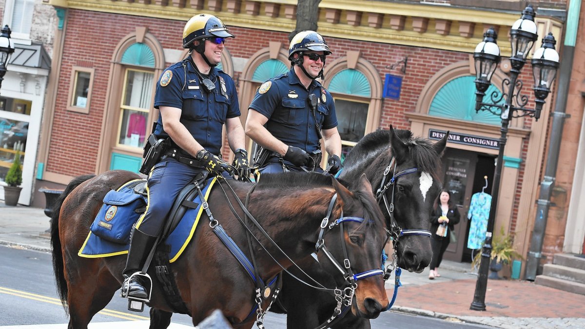 В форме на коне. Конная полиция Германии. Конный полицейский. Полиция на лошадях. Французская Конная полиция.