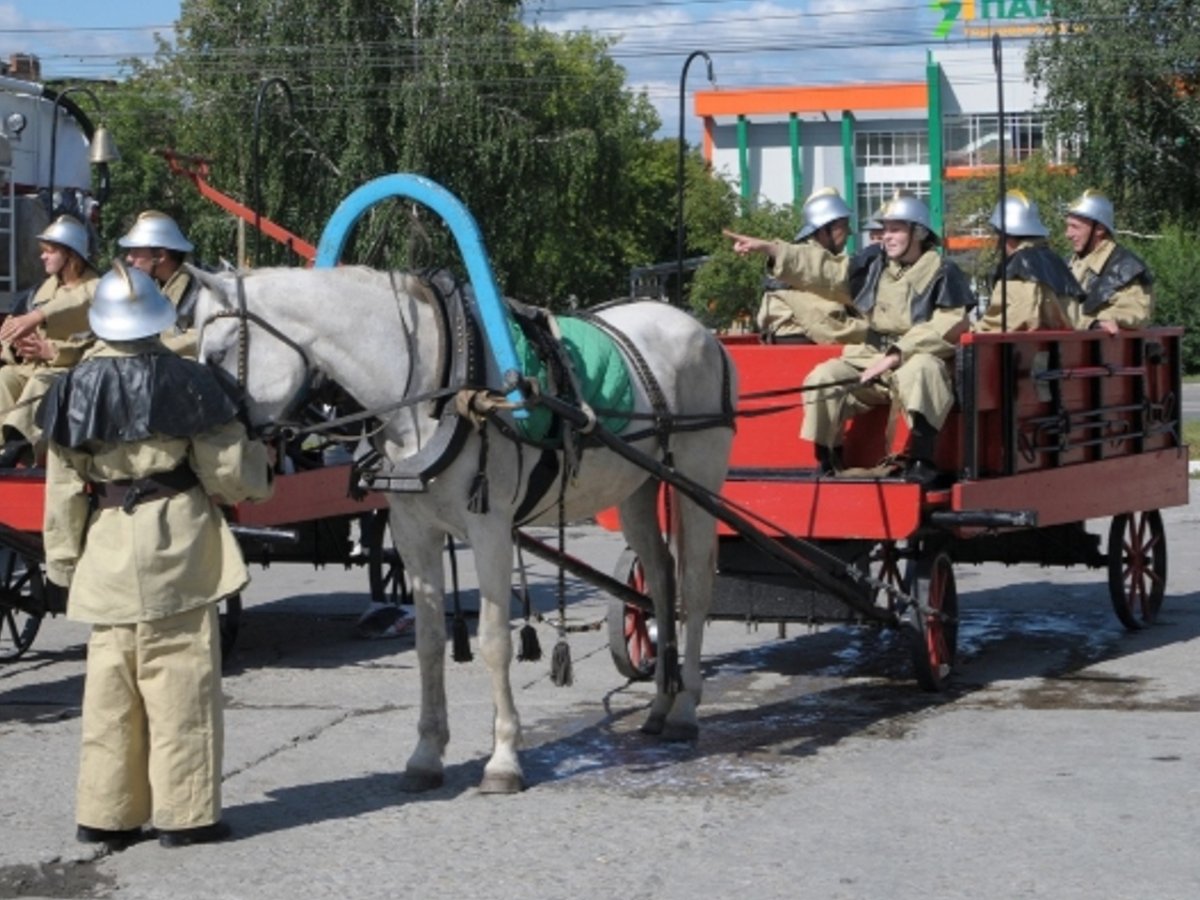 Красная Огненная лошадь