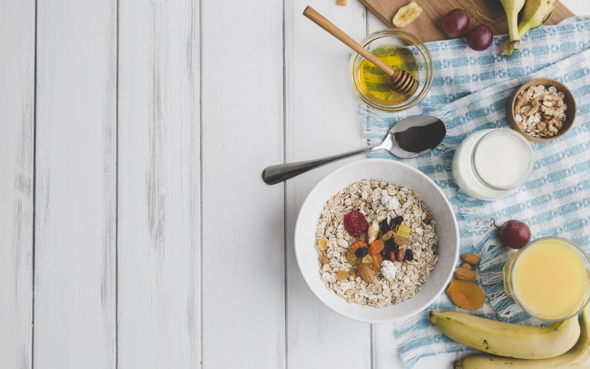 Стол с едой вид сверху