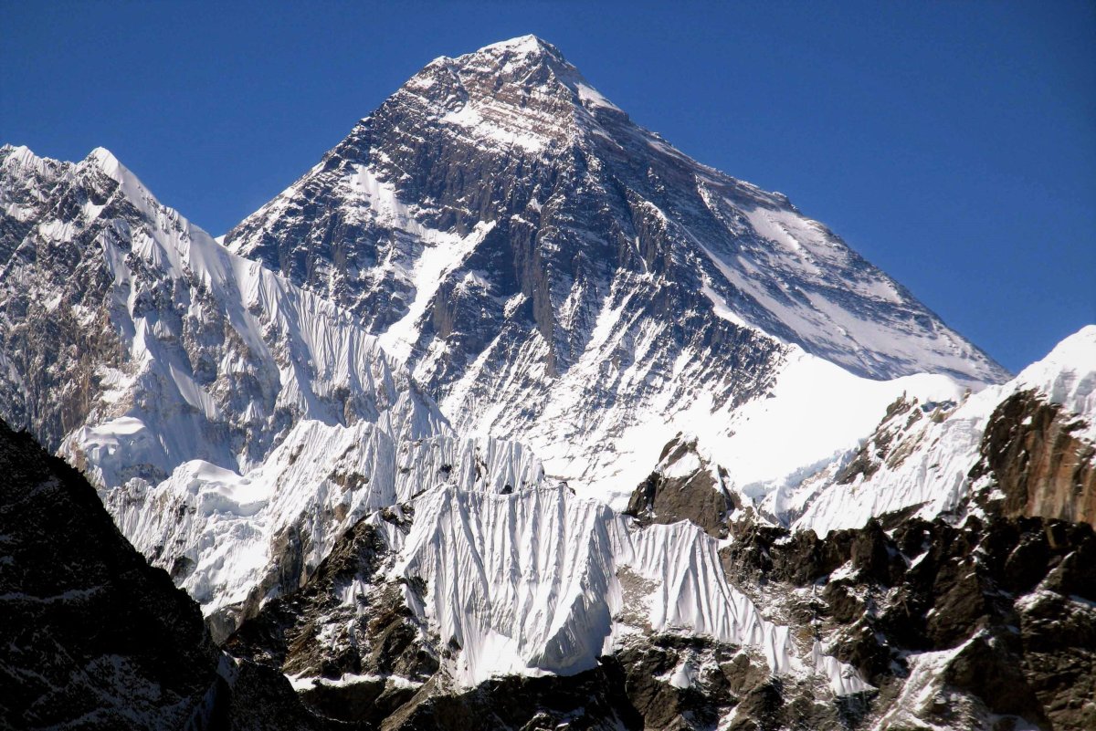 Горная вершина Джомолунгма (Эверест)