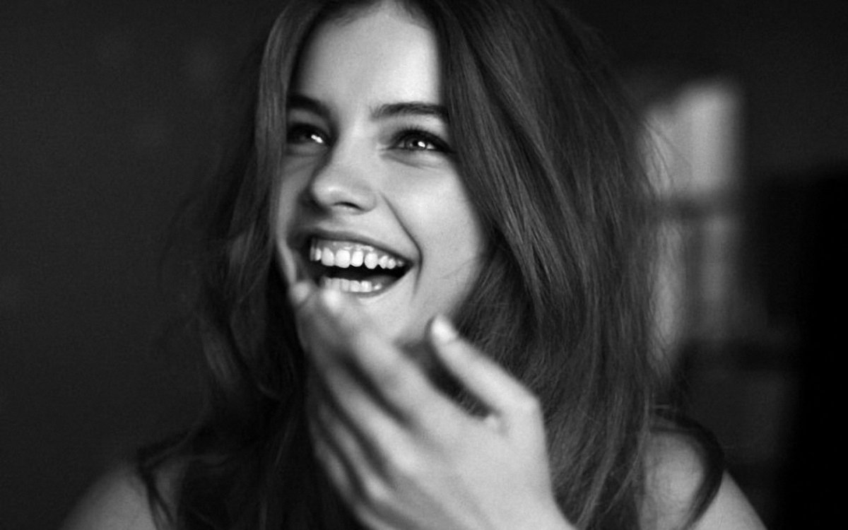 Барбара Палвин улыбается