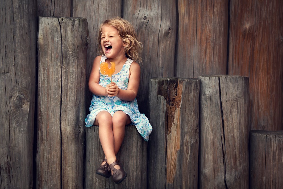 Девочка смеется