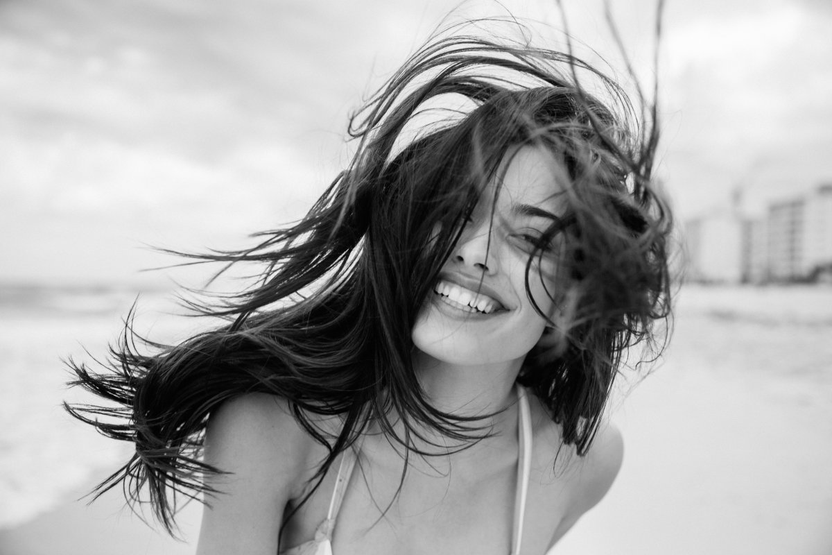 Девушка улыбается