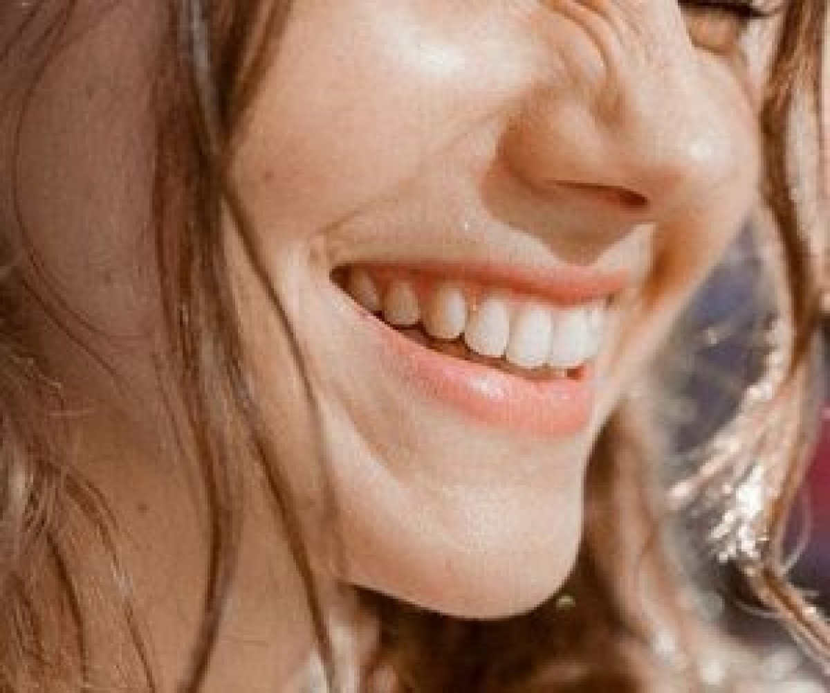 Девушка улыбается Эстетика