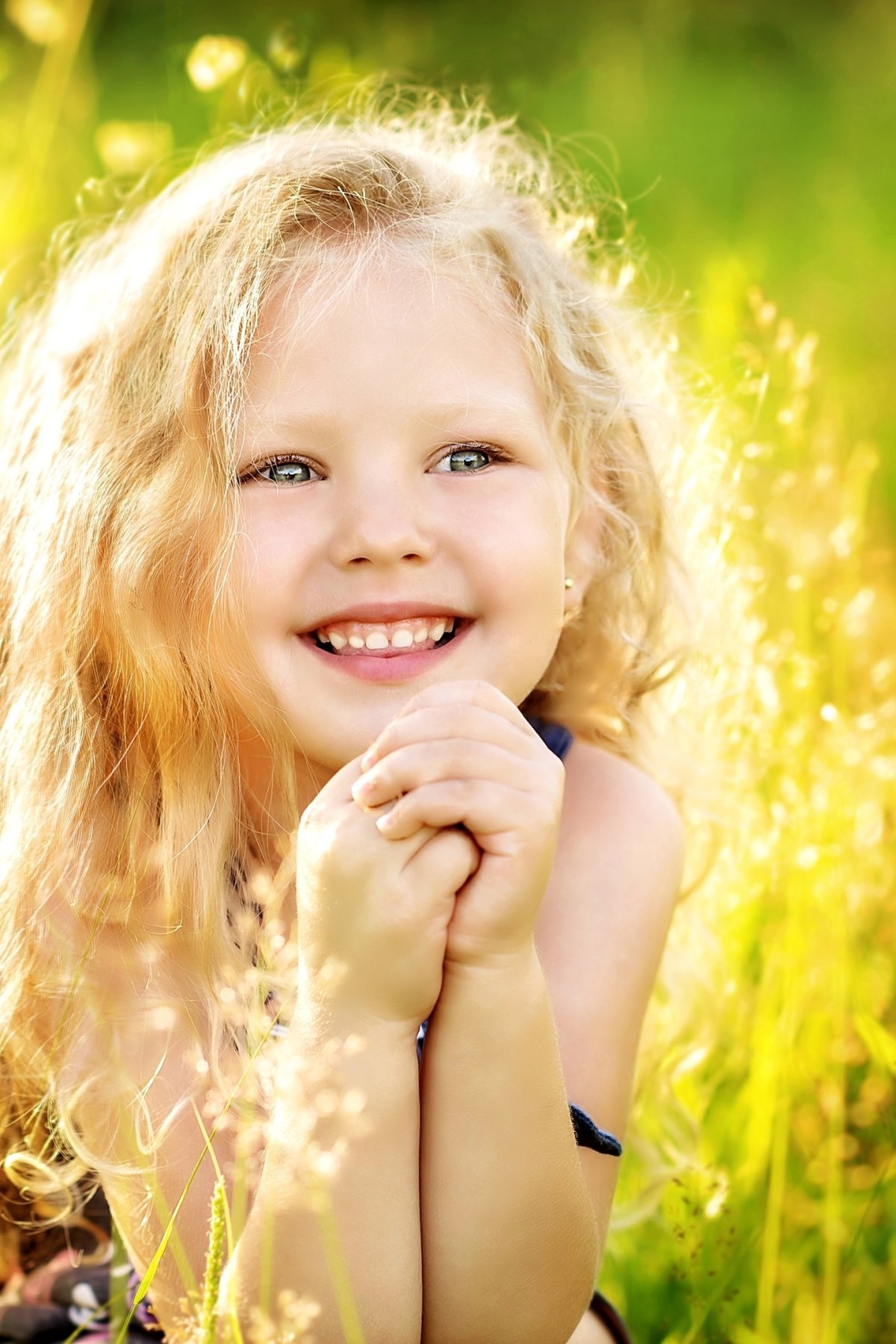 Красивая девушка смеется