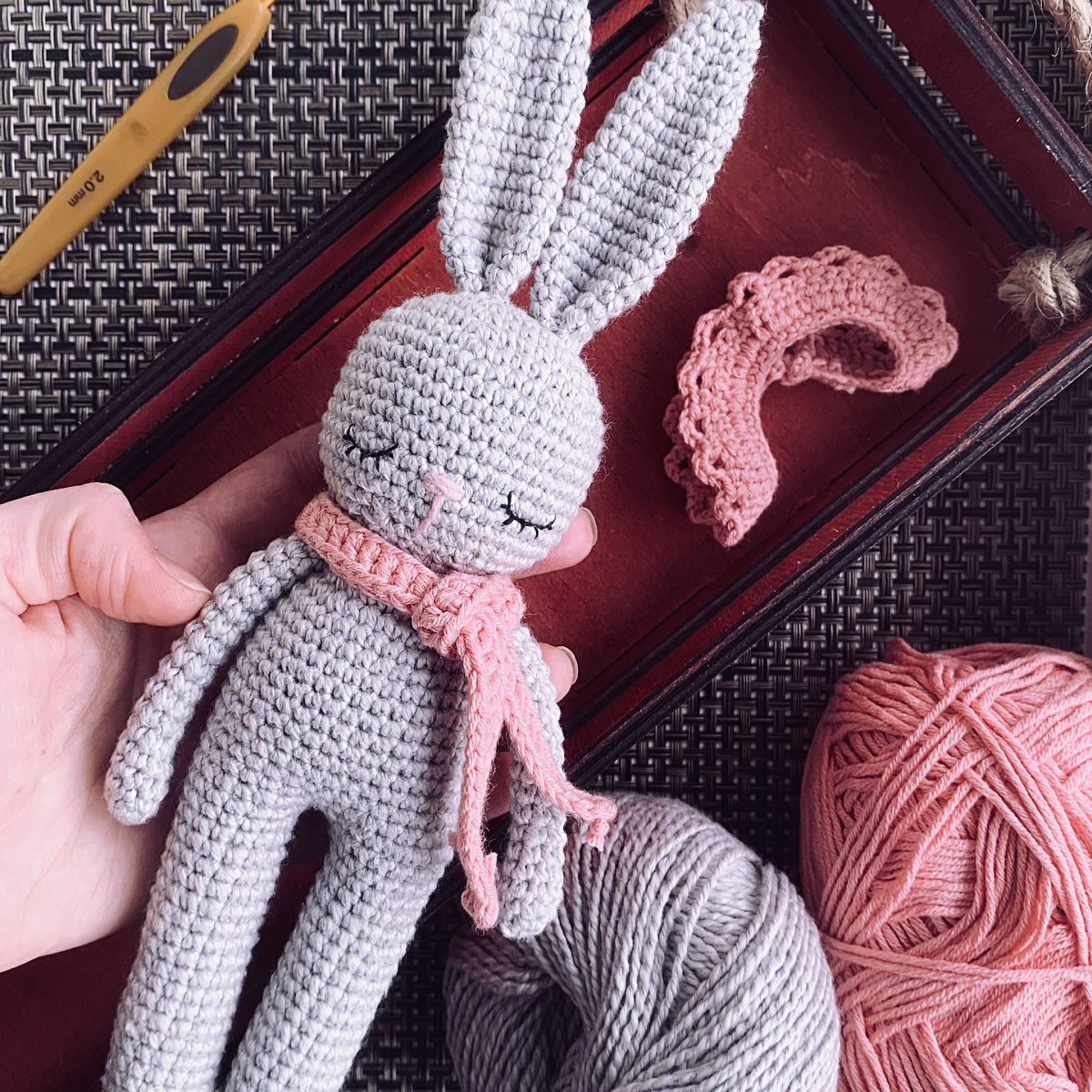 Вязаный заяц крючком