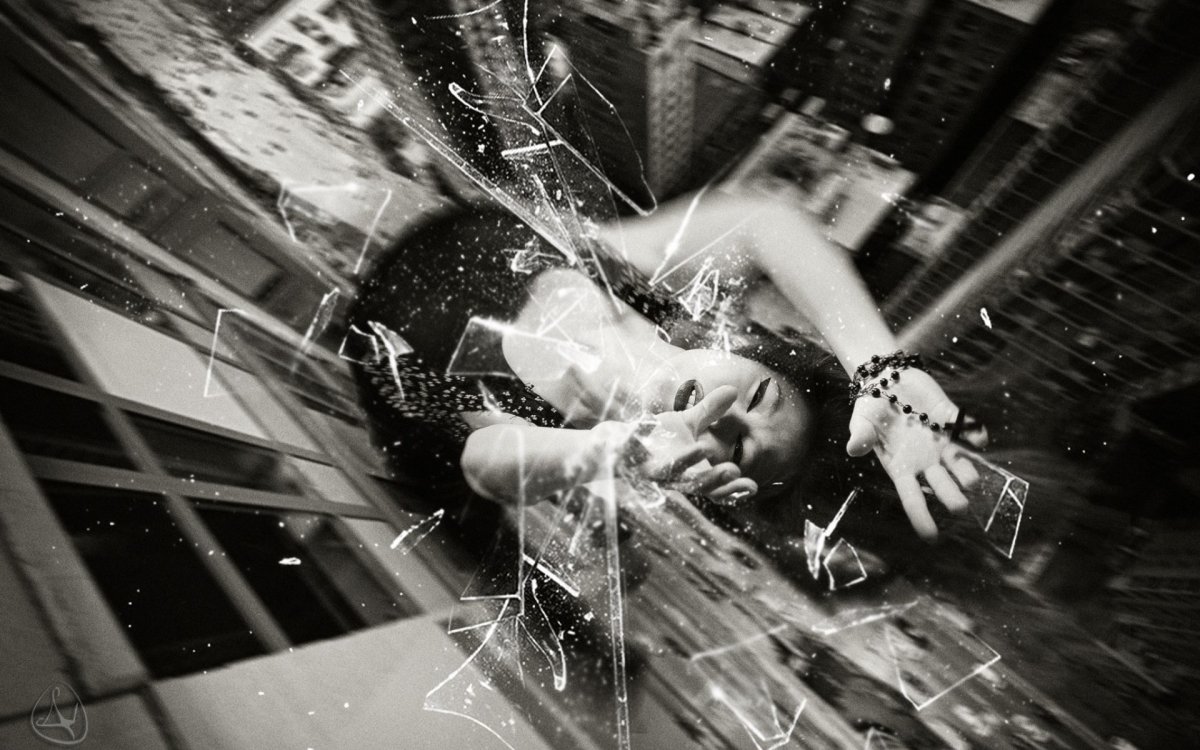 Девушка разбивает стекло