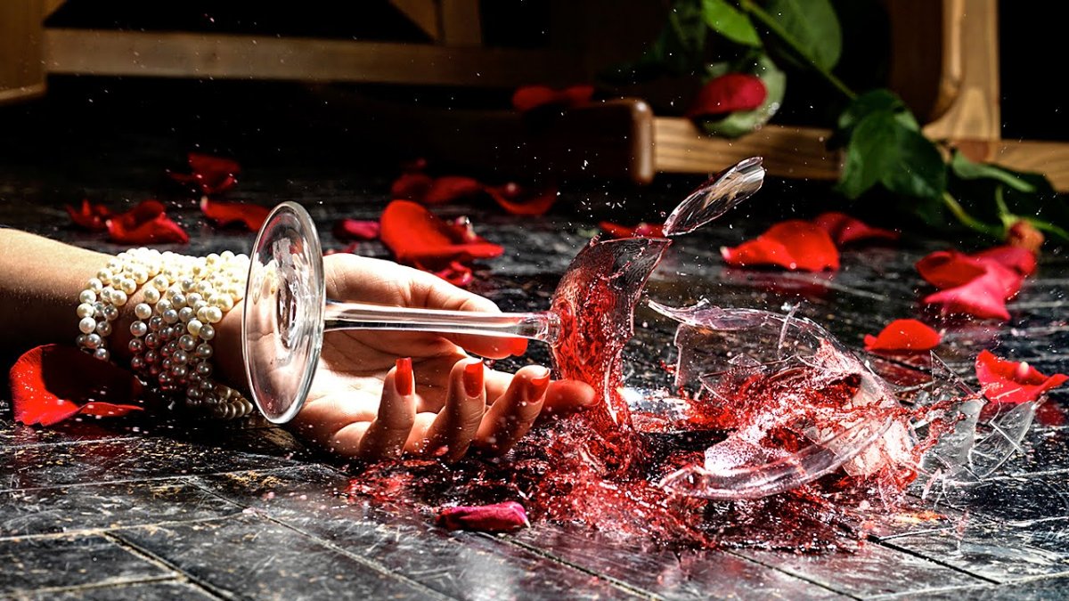 Разбивающийся бокал