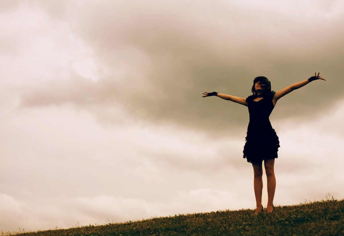 Девушка на фоне облаков