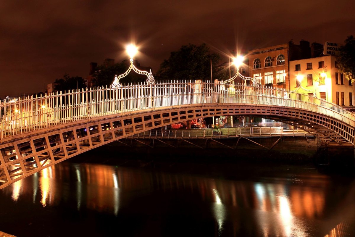 Мостовая ночью