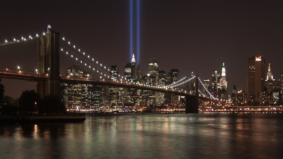 Бруклинский мост ночью Нью-Йорк, США