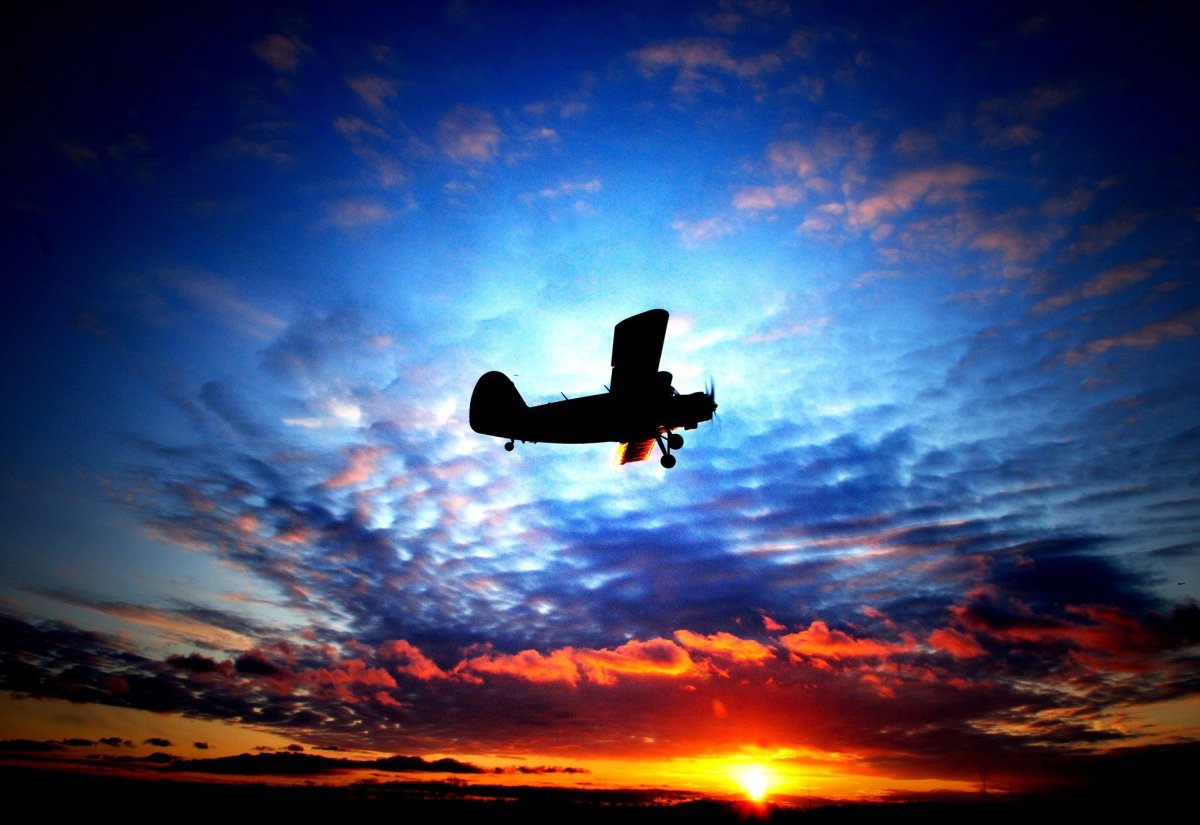 Самолет кукурузник в небе