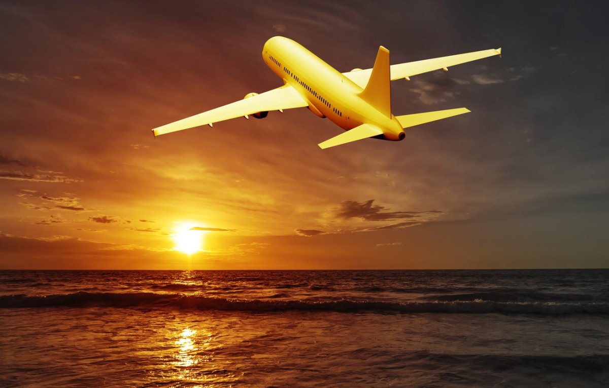 Частный самолет в небе