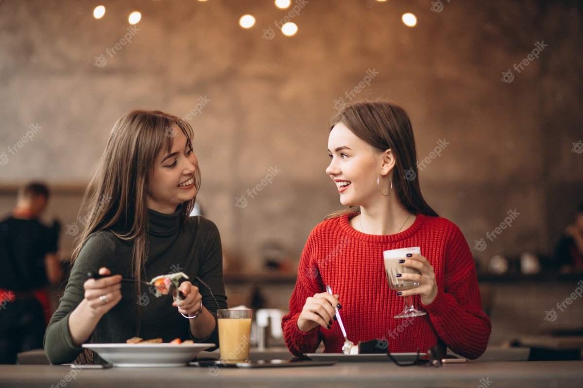 Подруги обедают в кафе