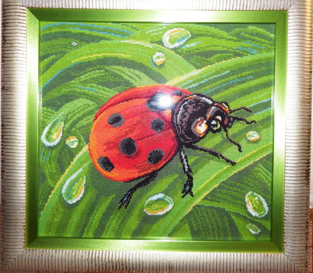 Вышивка Божья коровка