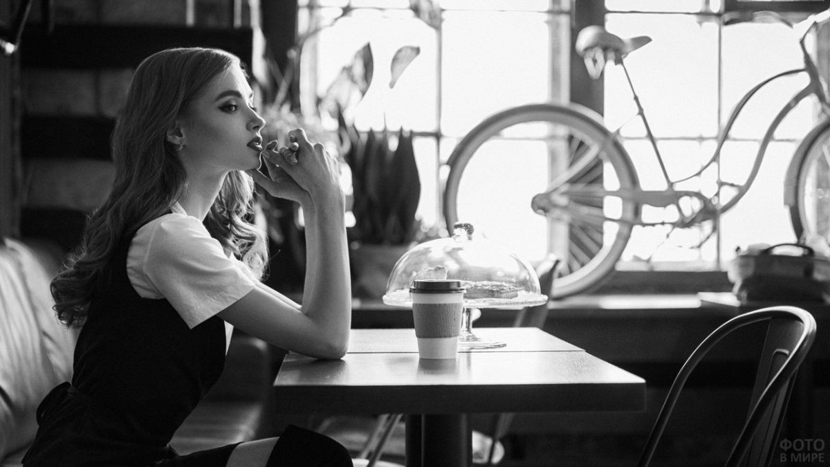Девушка в кафе