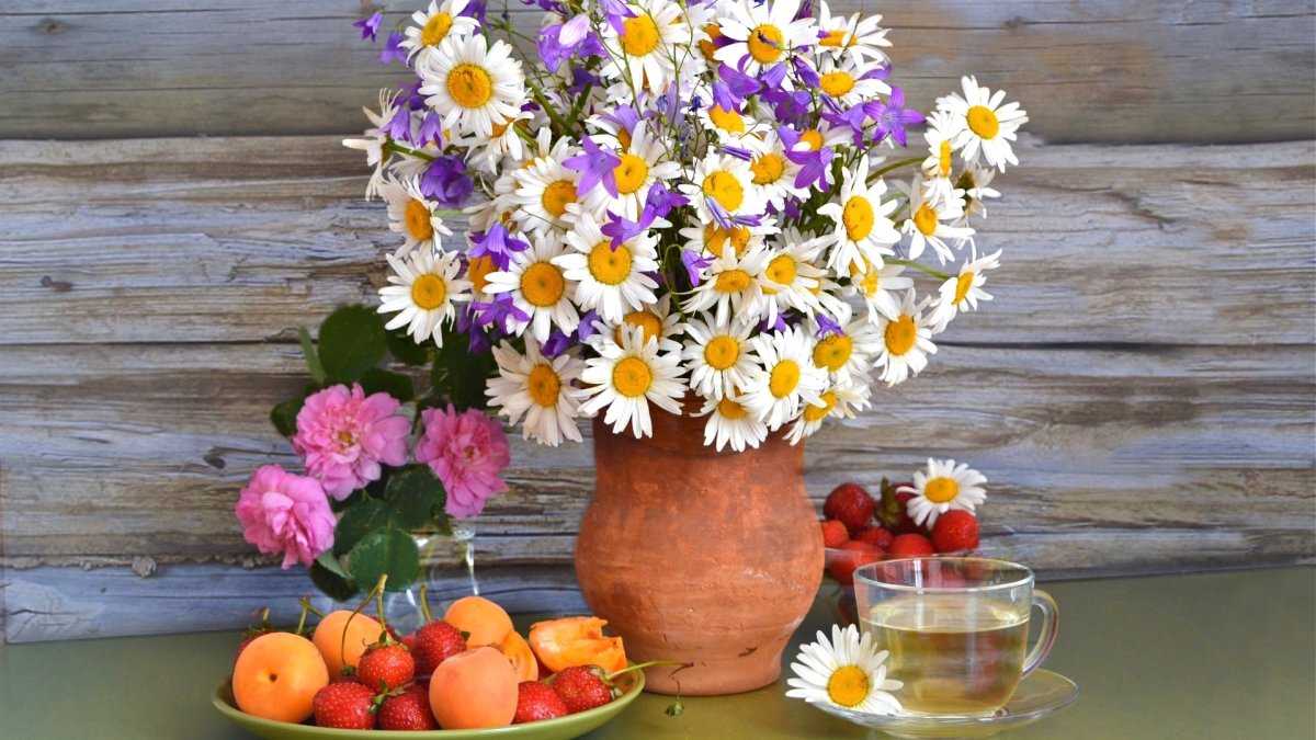 Натюрморт с ромашками и ягодами