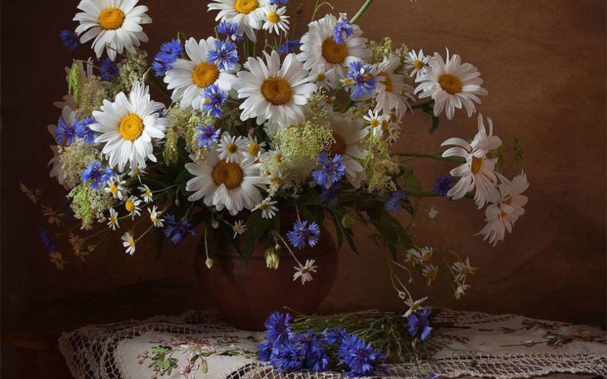 Васильки и ромашки в вазе