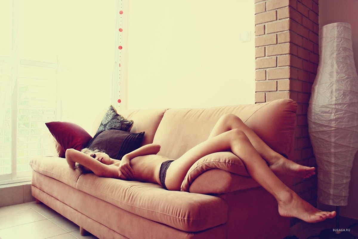 Ноги девушки на диване