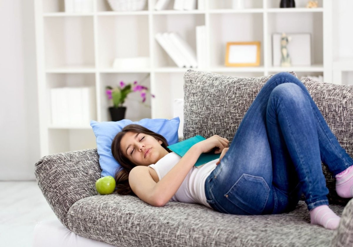 Блондинка на диване