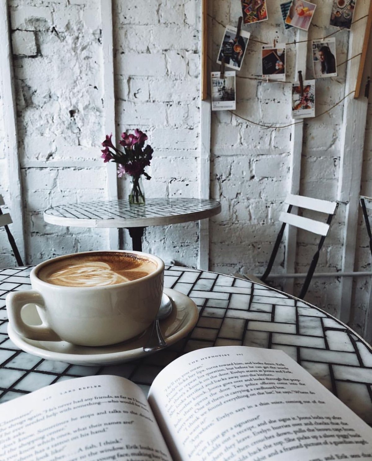 Чашка кофе и книга