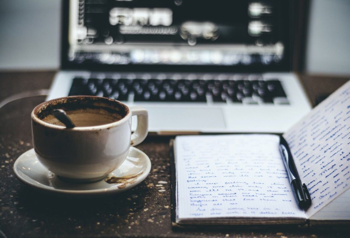 Чашка кофе и книга