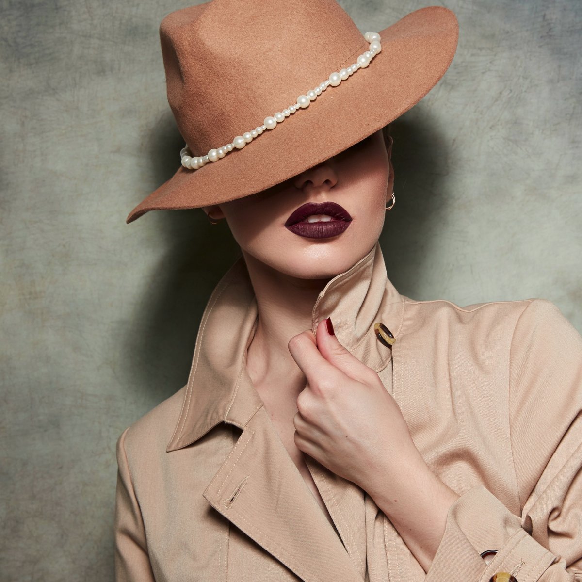 Девушка в бежевой шляпке