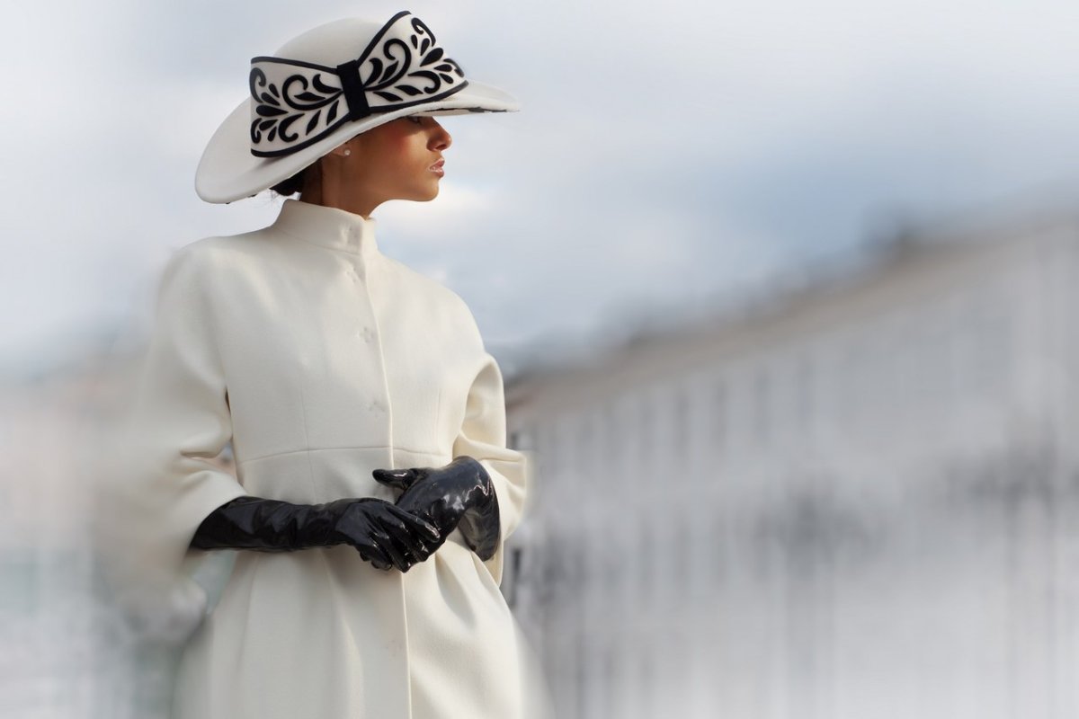 Дама в шляпе с сигарой