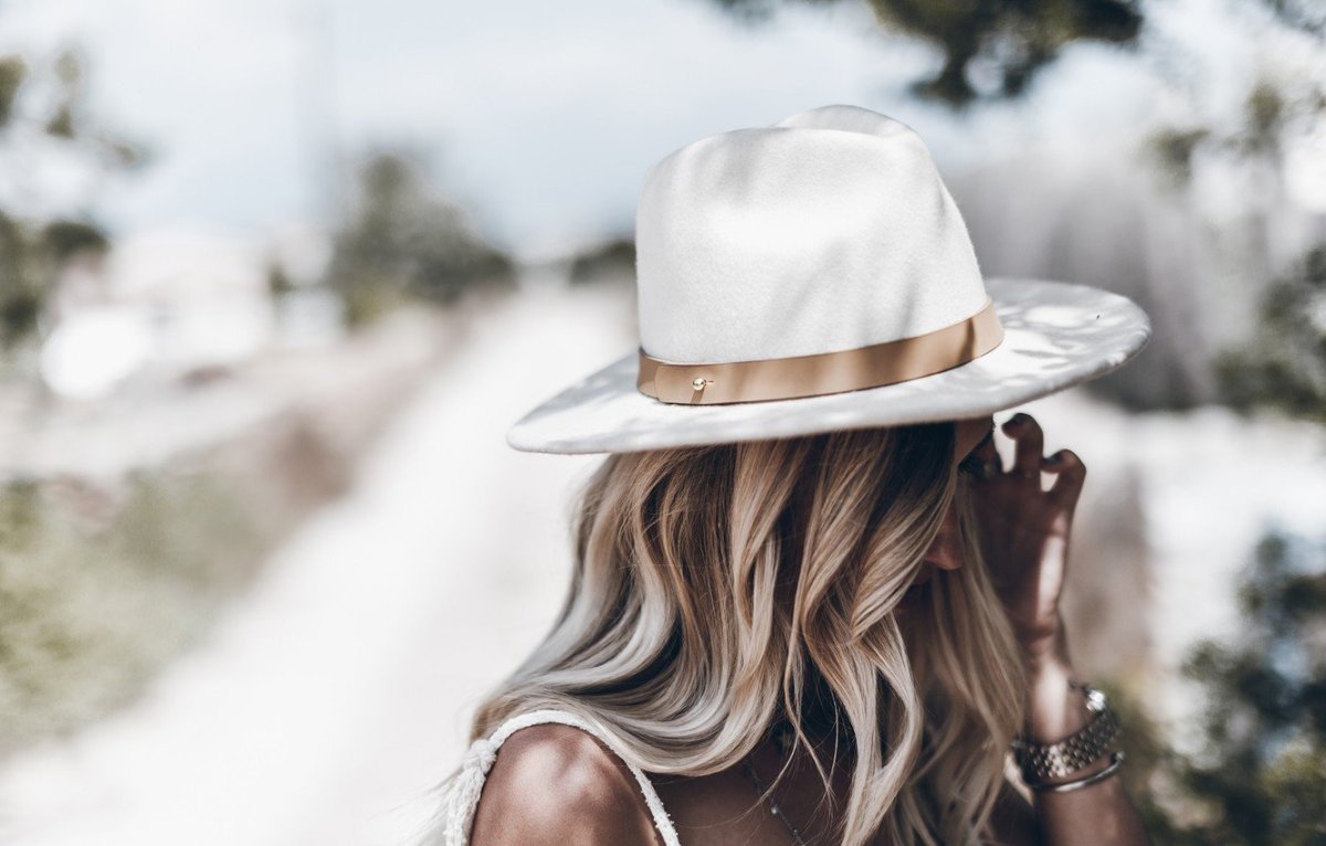 Лидия Вележева соломенная шляпка