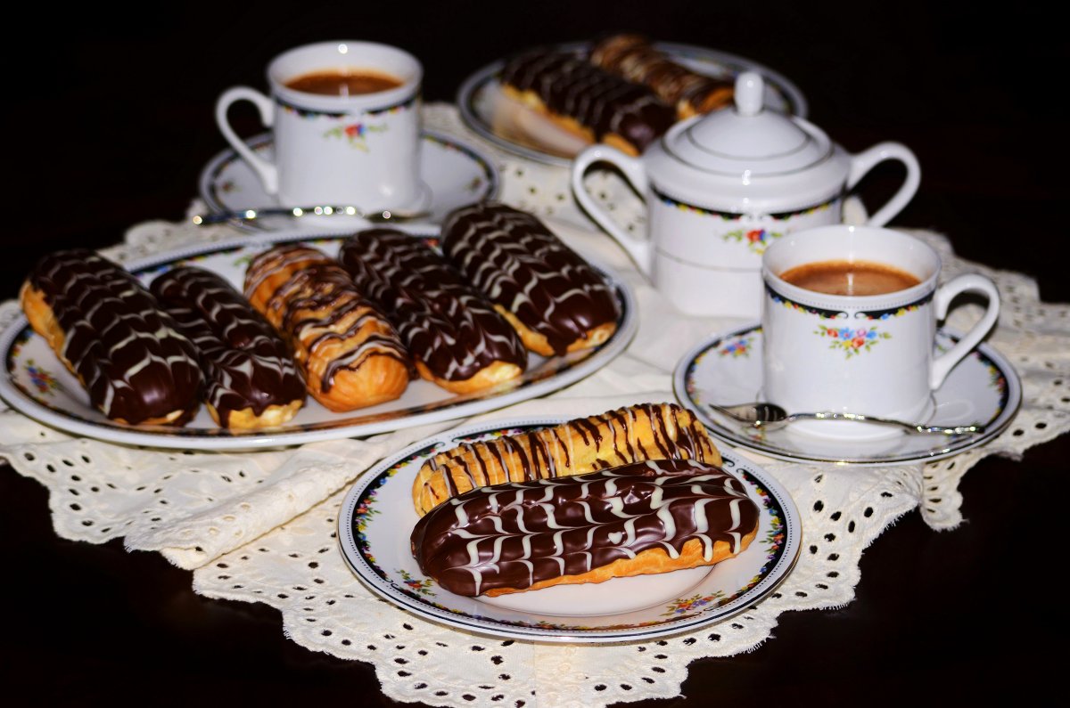 Чай с эклерами