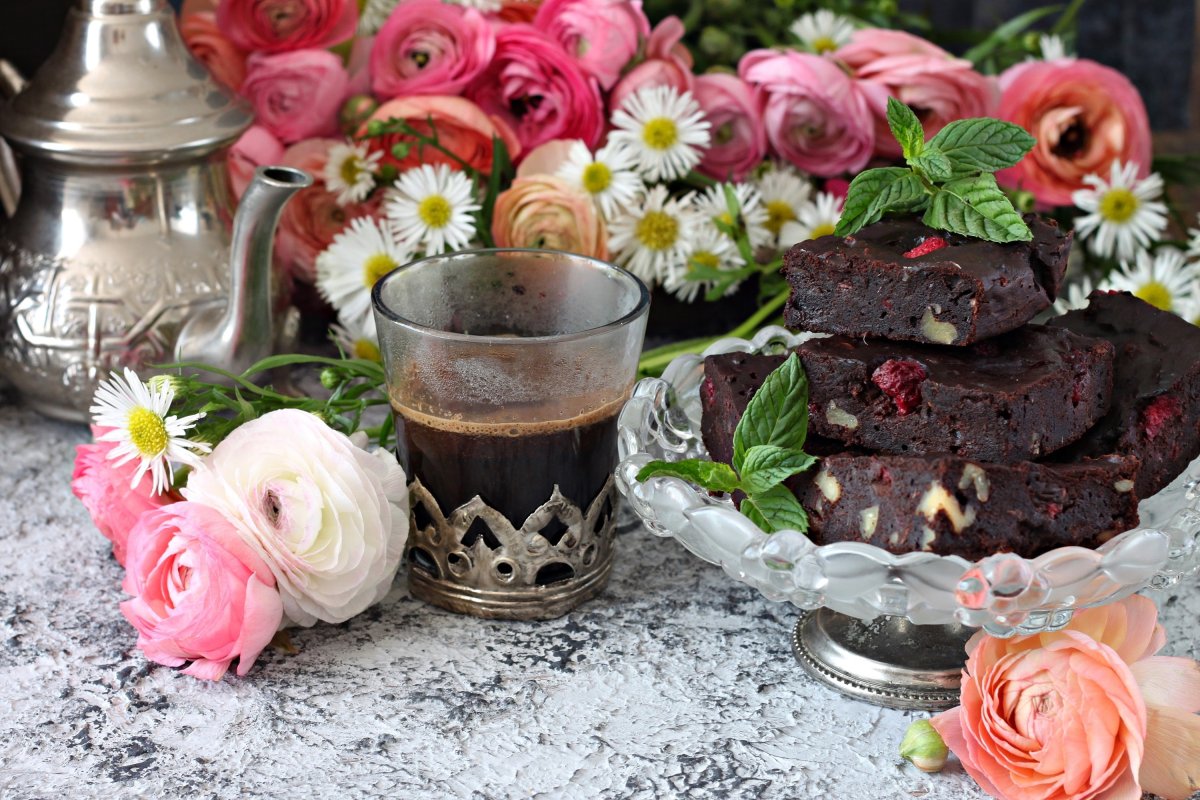 Чай с тортиком и цветами