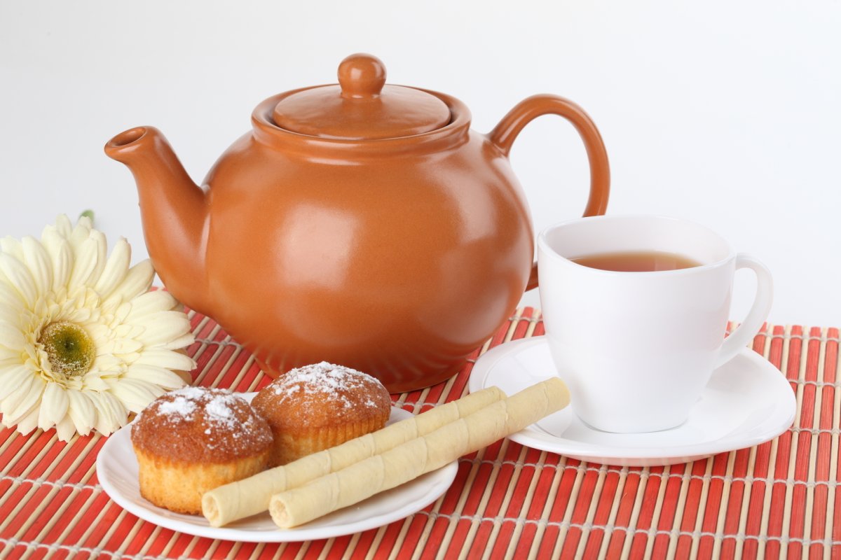Чайник и чашка с чаем