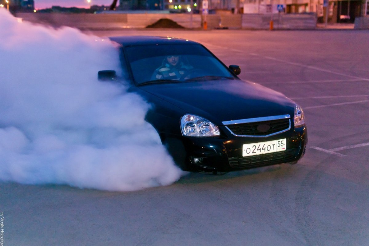 Девушка в машине зимой