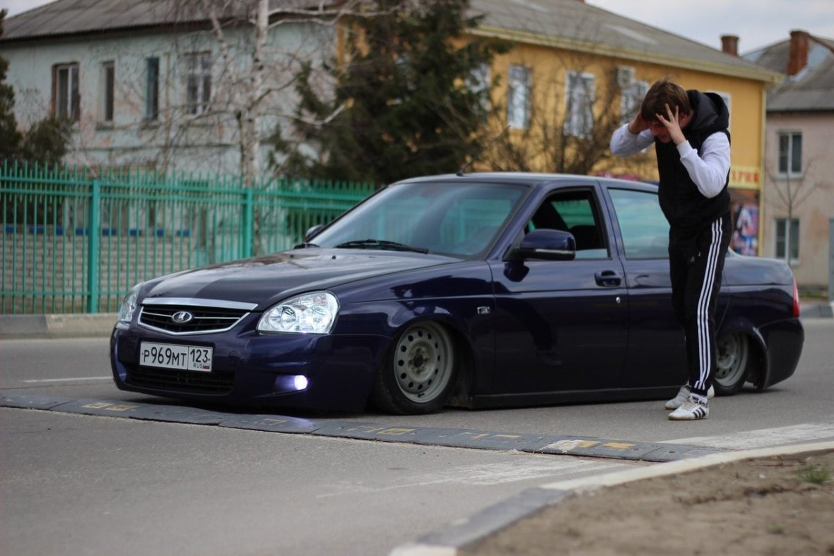 Пацан и девушка возле машины
