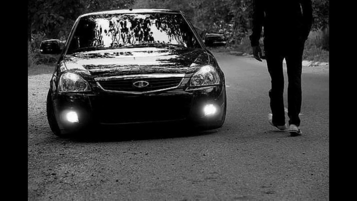 Черная Приора седан автозвук