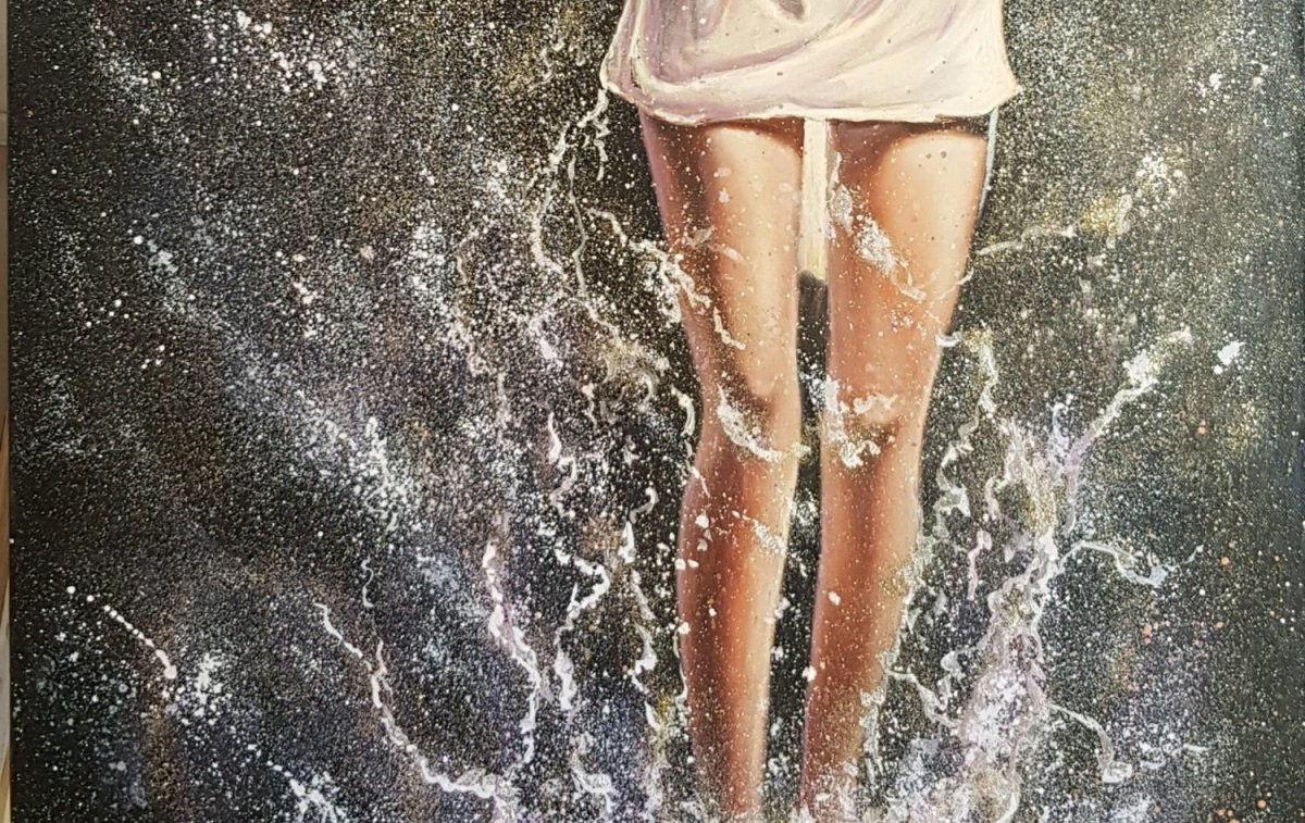 Босая девушка под дождем