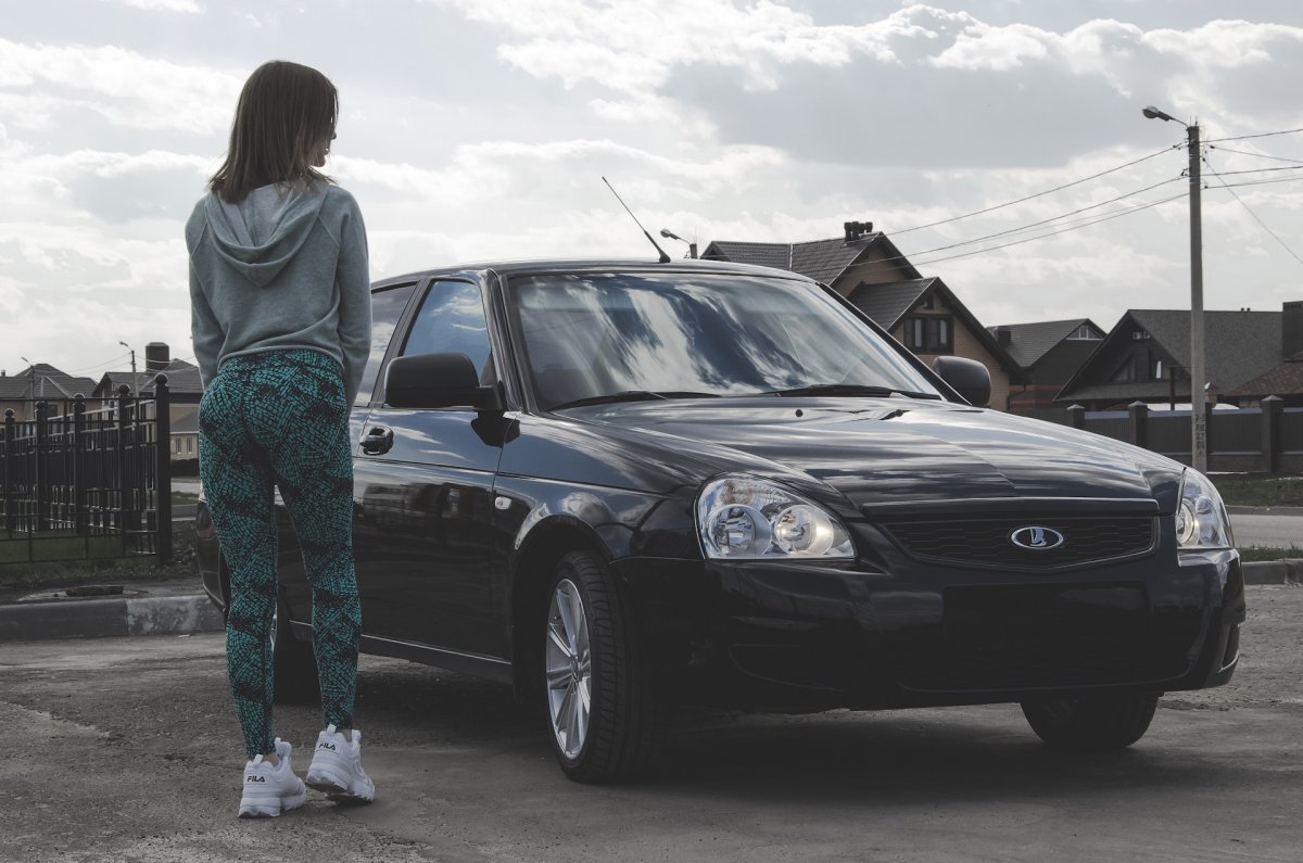 Девушка на белой приоре