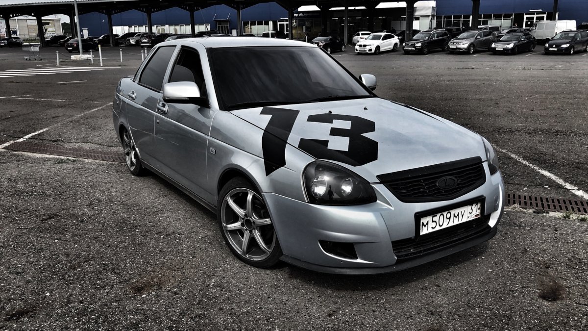 Русские машины Приора белая