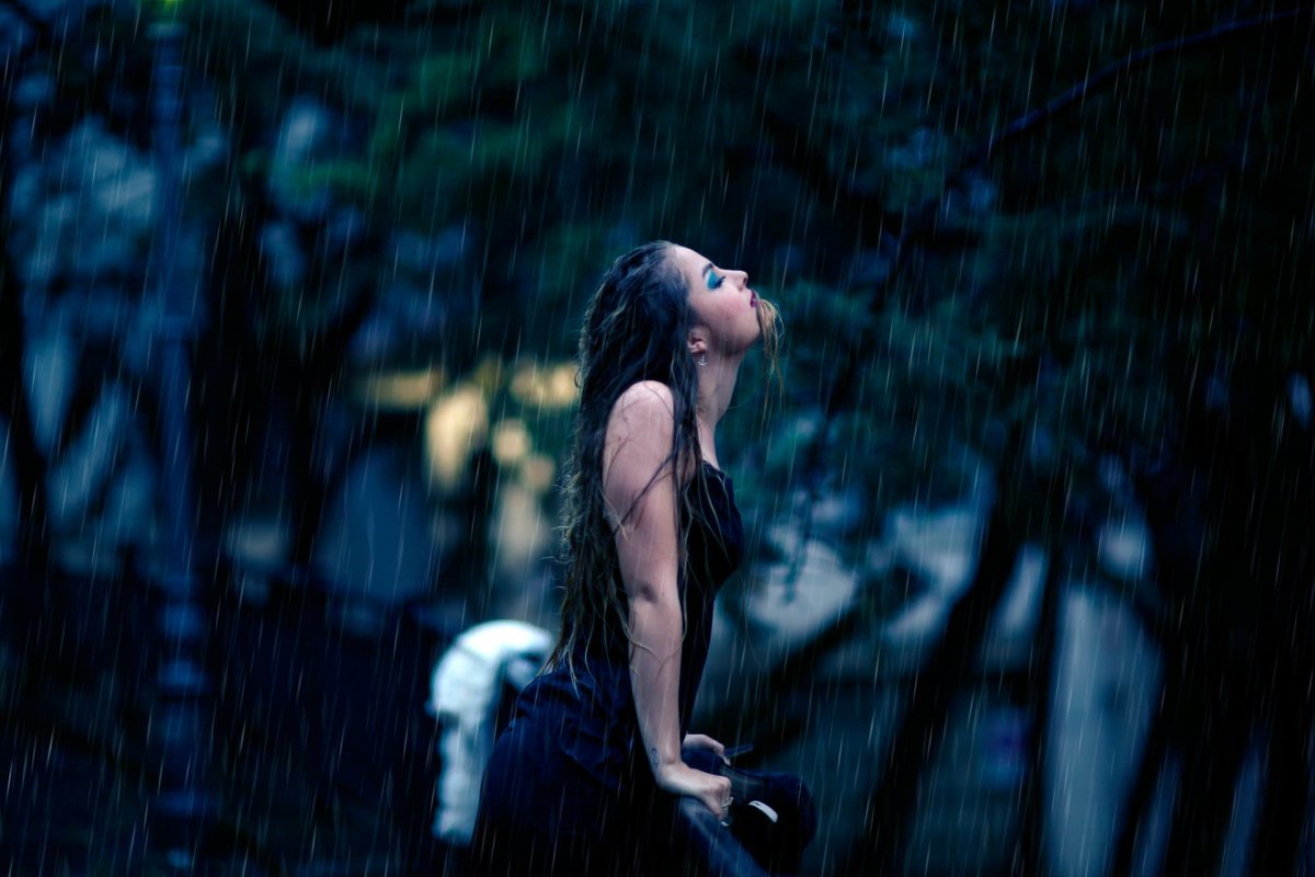 Одинокая девушка под дождем