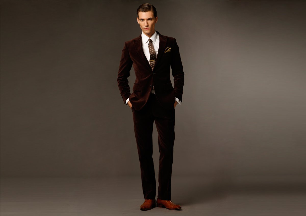 Мужчина в костюме в полный рост